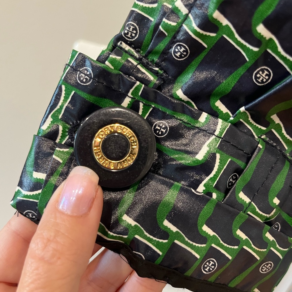Very light weight Tory Burch rain jacket - Picture 5 of 5